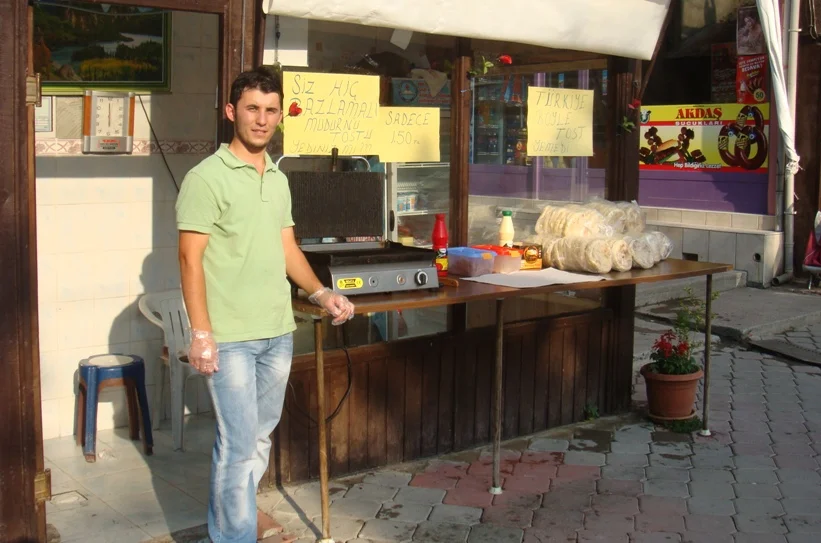 Eski dükkânda Serdar Yalçın